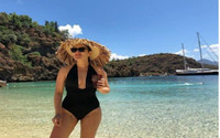Ezgi Mola'dan mayolu poz