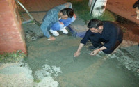 Vatandaş verilen sözün hesabını sorunca, takım elbiseyle kolları sıvadı