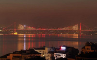İki köprü sarı kırmızıya büründü