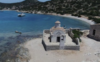 Türk Adası Limoniye'de Yunan bayrağı...