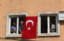 HDP’liler parti binalarına Türk bayrağı astı