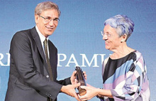Erdal Öz ödülü Orhan Pamuk'a