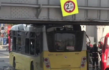 Mitinge polis taşıyan otobüs kaza yaptı