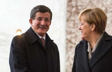 Başbakan Davutoğlu, Merkel ile bir araya geldi
