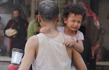 Esed güçlerinin attığı füze Humus'ta çocukları vurdu