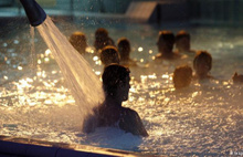 Erkek mültecilere havuz yasağı