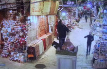 Mısır Çarşısı’nda silahlı şahıs paniği kamerada 