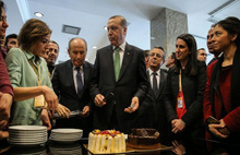 Gazetecilerden Cumhurbaşkanı'na sürpriz pasta