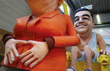 Almanya karnavalında siyasi heykeller