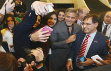 Clooney'li törende Türk bayrağı yakıldı
