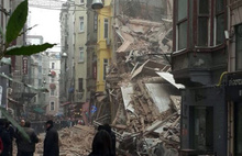 Beyoğlu'nda bina çöktü