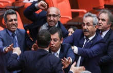 Mecliste HDP ve AKP'liler yumruklaştı