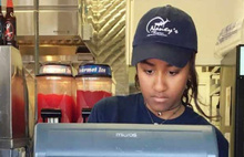 Obama'nın kızı lokantada çalışıyor