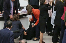 Kadın vekiller mecliste birbirine girdi