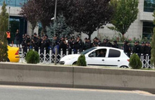 Ankara Büyükşehir Belediyesi'nin önünde polis yığınağı