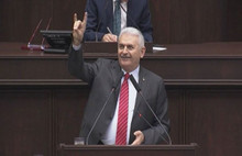 Başbakan Yıldırım'dan bozkurt işareti