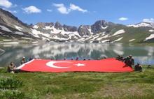 İkiyaka Dağları’nda dev Türk Bayrağı