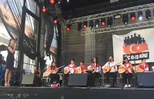  Türk bayrağı yüzünden sahneden indirildiler