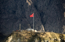 Hakkari'de dev Türk bayrağı 
