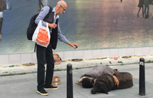 Taksim'n göbeğinde yürek yakan fotoğraf