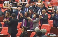 Mecliste kadın vekillerden danslı protesto