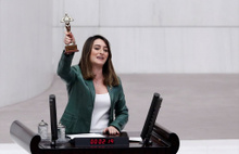 CHP'li Aysu Bankoğlu bakanların sırasına Oscar heykelciğini koydu bakan şaşırdı