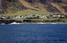 Dünyanın en uzak adası! Sadece 275 kişi yaşıyor, para asla kullanılmıyor