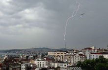 Yağmur ve dolu İstanbul'u vurdu