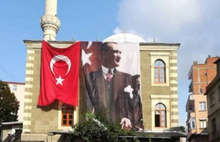Camide Atatürk posteri tartışması