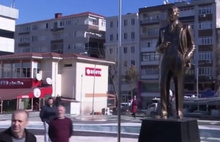 Şeriatçı Akit yazarının Atatürk heykeli rahatsızlığı