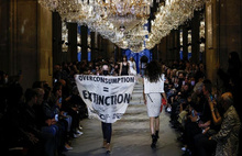 Louis Vuitton Defilesinde Aktivist Şoku