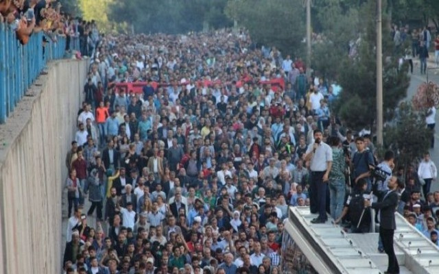 Diyarbakır'da terör protestosunda olay!