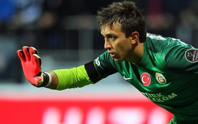 Muslera kulübeye çekiliyor!