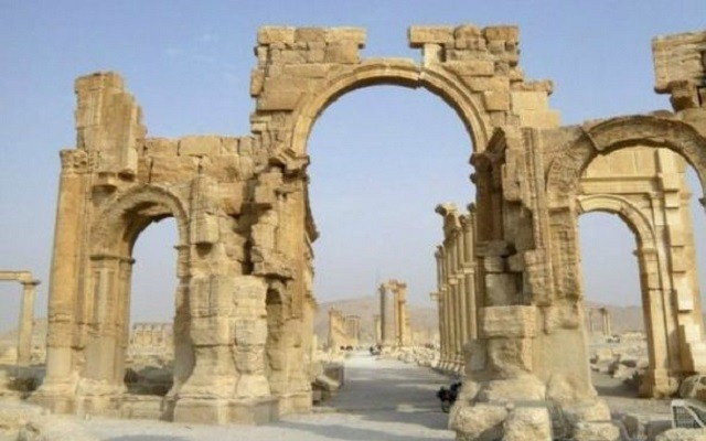 IŞİD Palmyra'daki tarihi kemeri patlattı