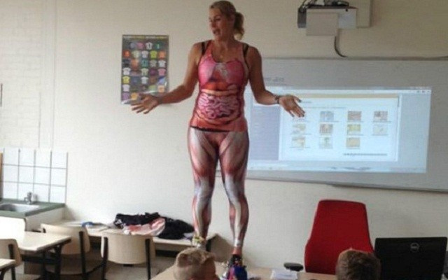 Öğretmenin soyunduğu sınıfta patlama yaşandı!