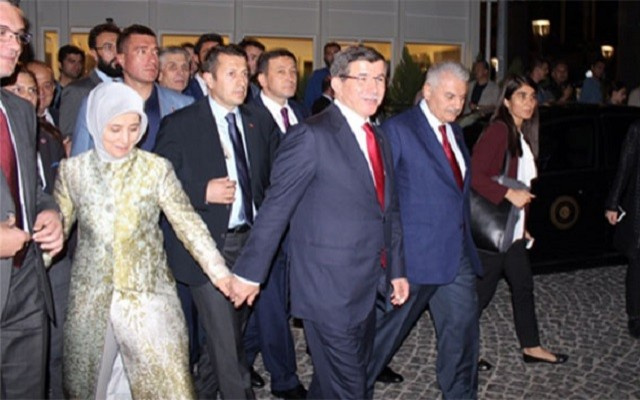Davutoğlu çiftinden el ele İzmir turu 