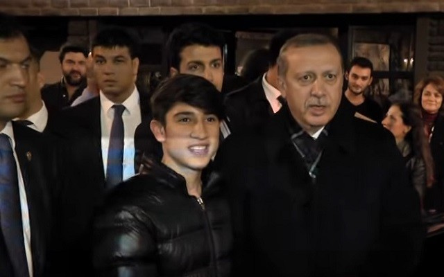 Erdoğan gençlerin arasına karıştı
