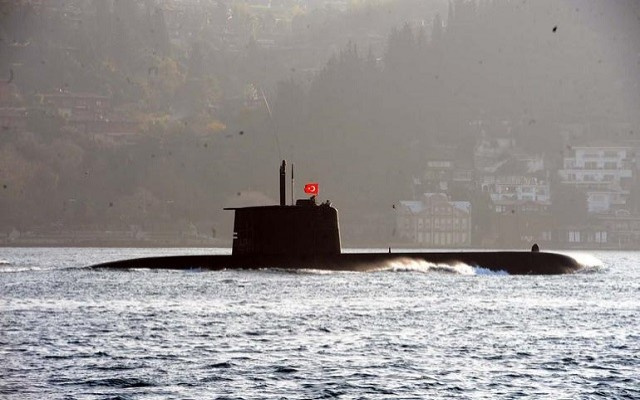 Rus savaş gemisi Boğazı'dan denizaltı eşliğine geçti