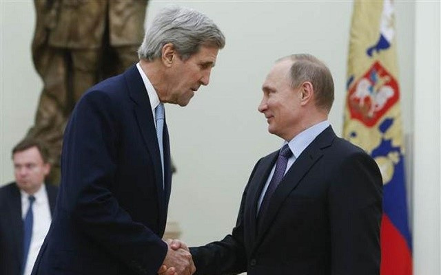 Putin Kerry'le tokalaşırken mesajı verdi