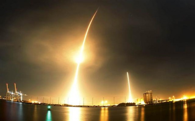 SpaceX'in Falcon roketi dikey iniş yaptı