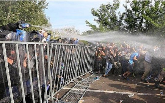 Macaristan'da  mültecilere biber gazlı müdahale