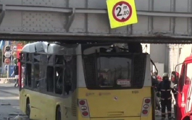 Mitinge polis taşıyan otobüs kaza yaptı