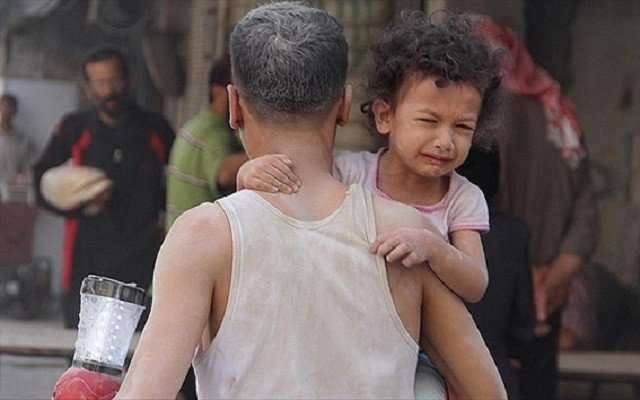 Esed güçlerinin attığı füze Humus'ta çocukları vurdu