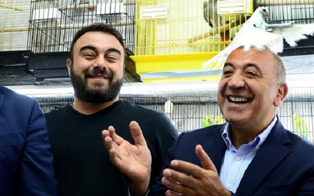 Gürsel Tekin'in başına güvercin kondu!