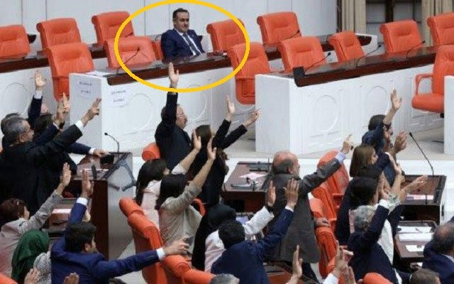 İhsan Özkes Meclis'te tek başına!
