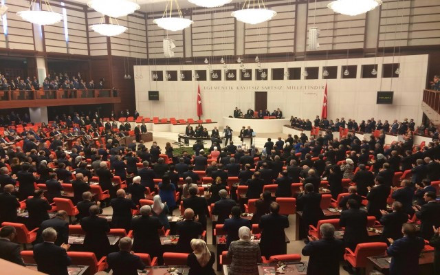 CHP ve MHP Erdoğan'ı ayakta karşıladı