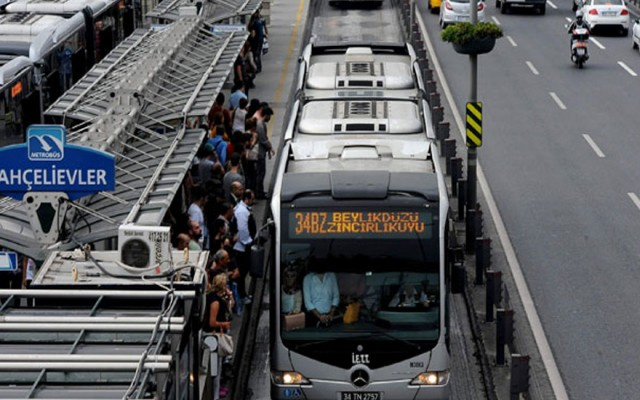 Uzmanlaşan yolculardan metrobüs taktikleri