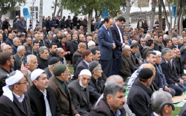 Demirtaş ve HDP'liler parkta namaz kıldı