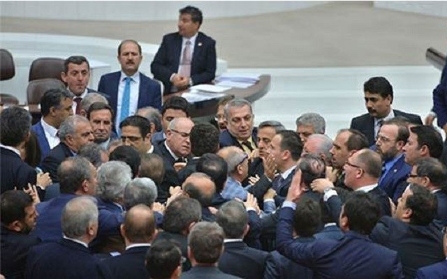Mecliste AKP - HDP kavgası