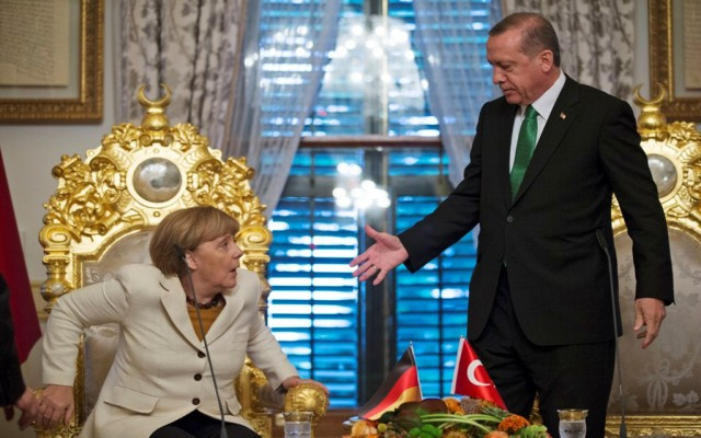 NYT: Merkel Erdoğan ile ortaklığın bedelini ödüyor